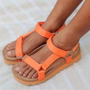 Reef Cushion Rem Hi, nectarine, size 9